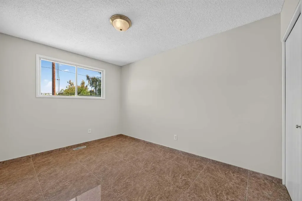 218 Bermuda Drive NW Calgary AB T3K 2A9