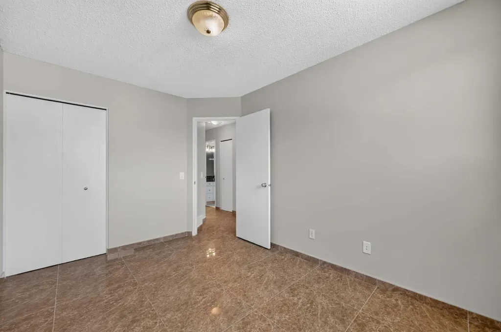 218 Bermuda Drive NW Calgary AB T3K 2A9