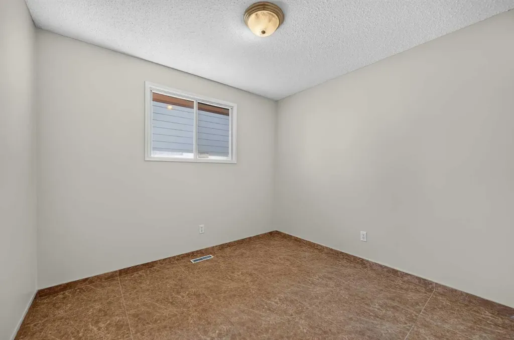 218 Bermuda Drive NW Calgary AB T3K 2A9