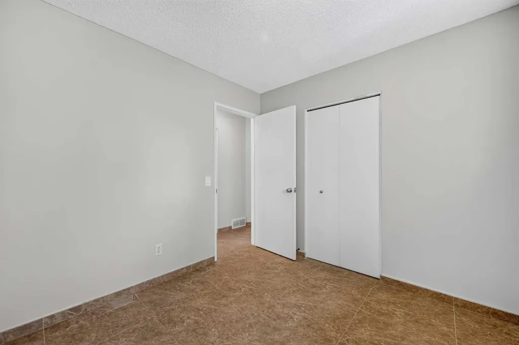 218 Bermuda Drive NW Calgary AB T3K 2A9