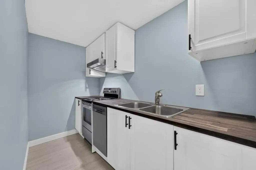 218 Bermuda Drive NW Calgary AB T3K 2A9