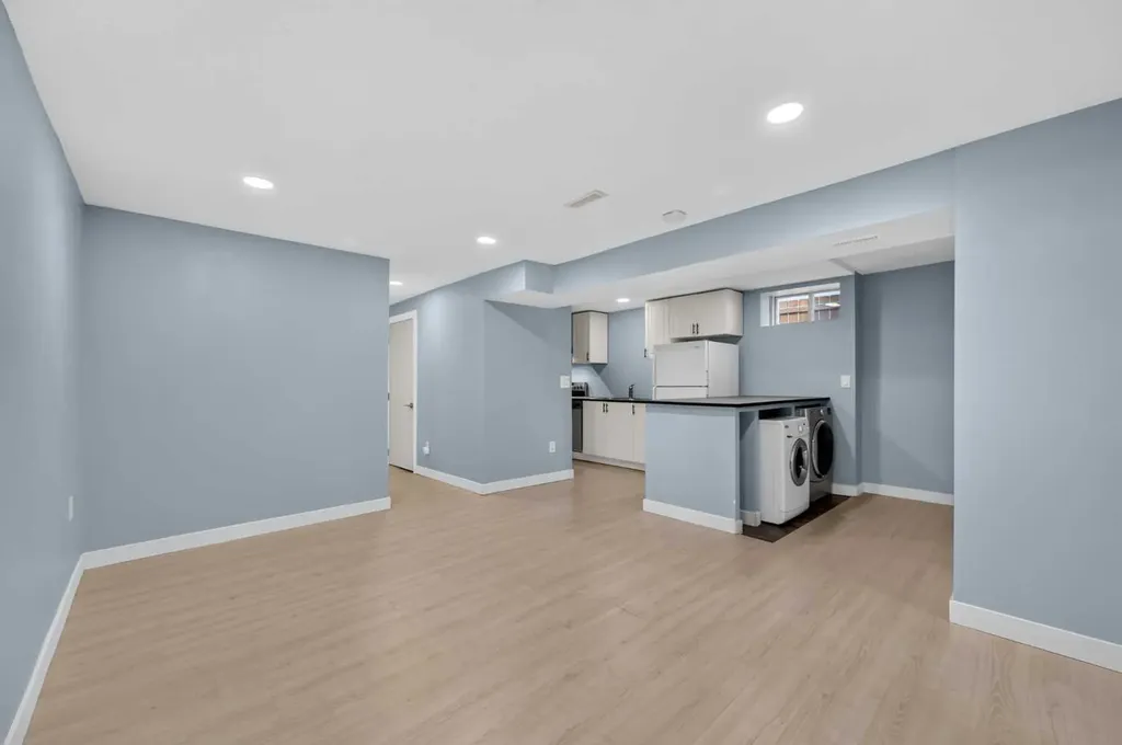 218 Bermuda Drive NW Calgary AB T3K 2A9