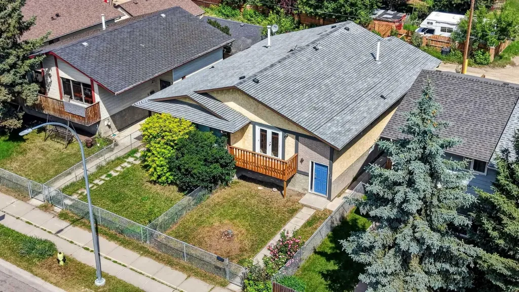 218 Bermuda Drive NW Calgary AB T3K 2A9