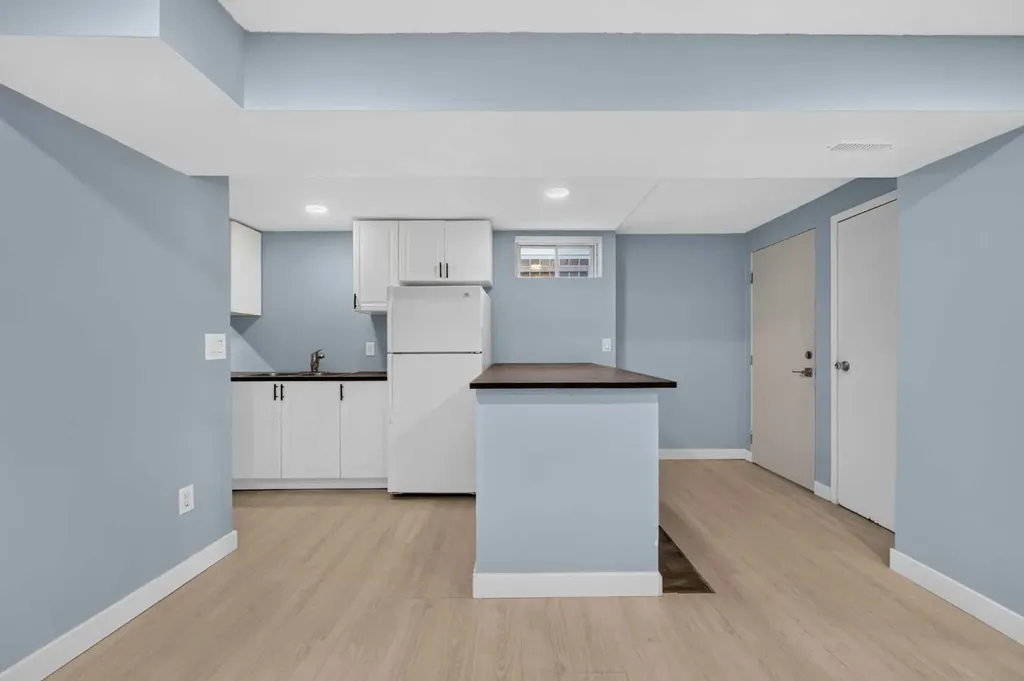218 Bermuda Drive NW Calgary AB T3K 2A9