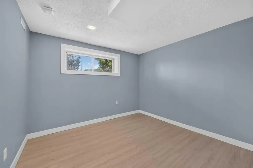 218 Bermuda Drive NW Calgary AB T3K 2A9