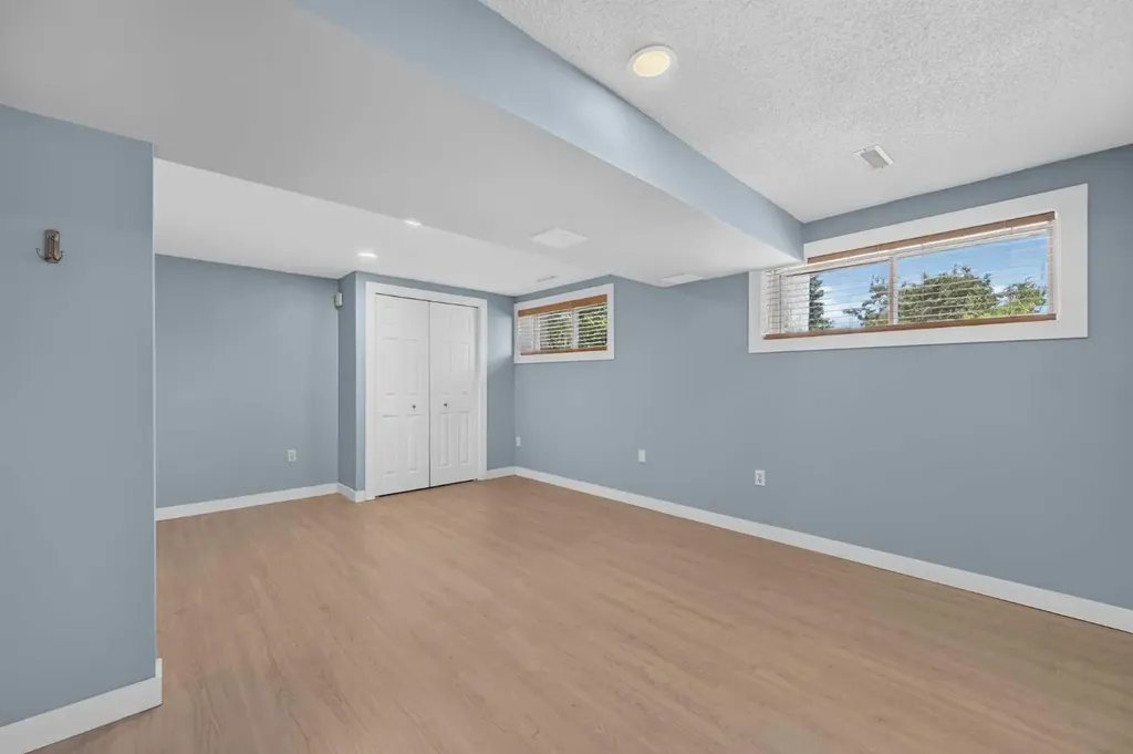218 Bermuda Drive NW Calgary AB T3K 2A9