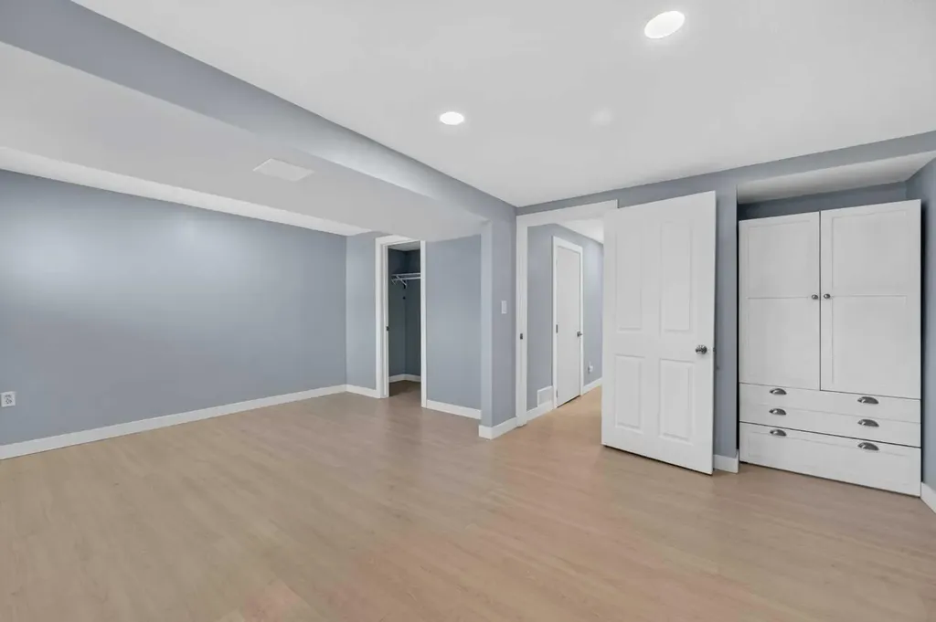 218 Bermuda Drive NW Calgary AB T3K 2A9