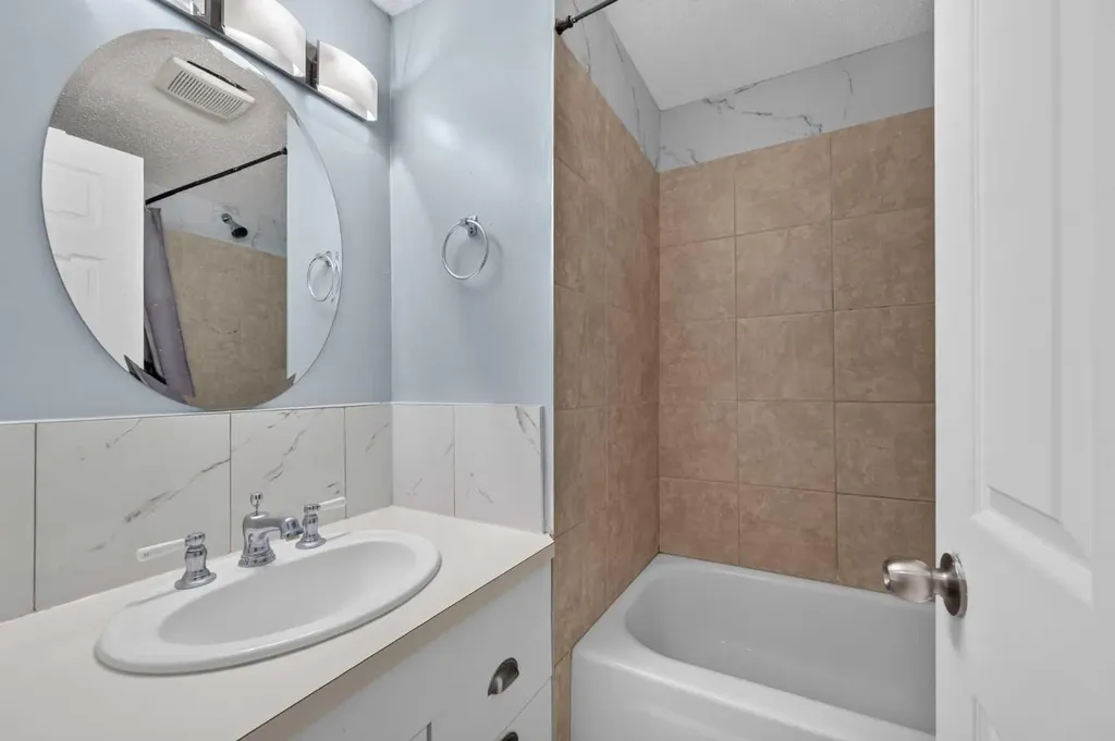 218 Bermuda Drive NW Calgary AB T3K 2A9