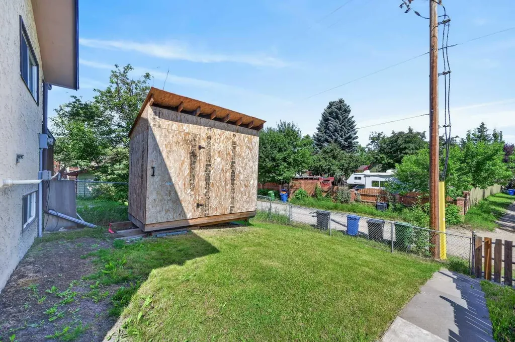 218 Bermuda Drive NW Calgary AB T3K 2A9
