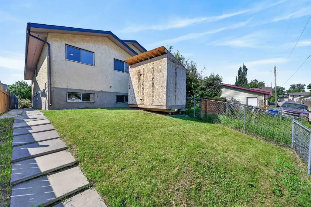 218 Bermuda Drive NW Calgary AB T3K 2A9