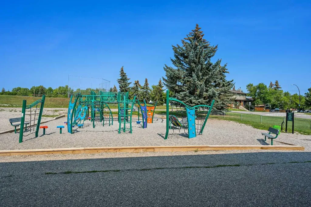 218 Bermuda Drive NW Calgary AB T3K 2A9