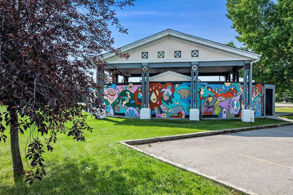 218 Bermuda Drive NW Calgary AB T3K 2A9