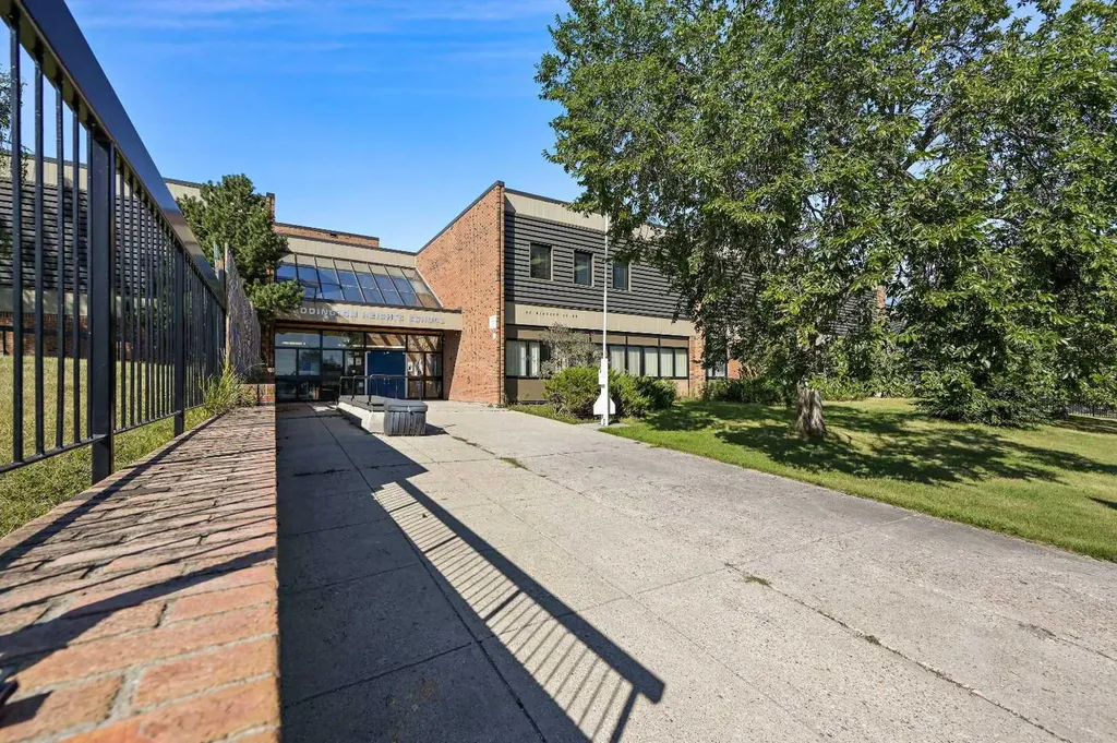218 Bermuda Drive NW Calgary AB T3K 2A9