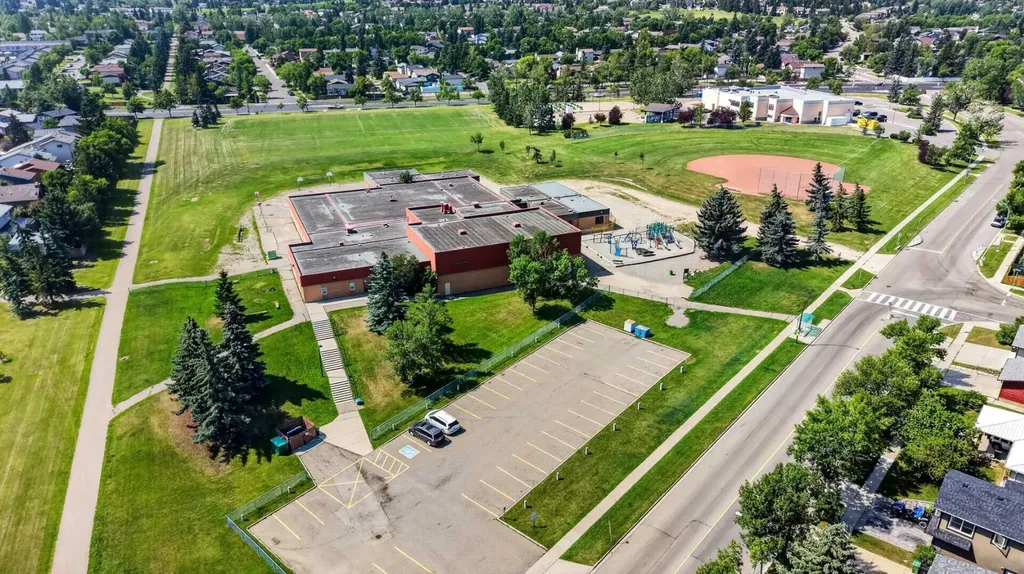 218 Bermuda Drive NW Calgary AB T3K 2A9
