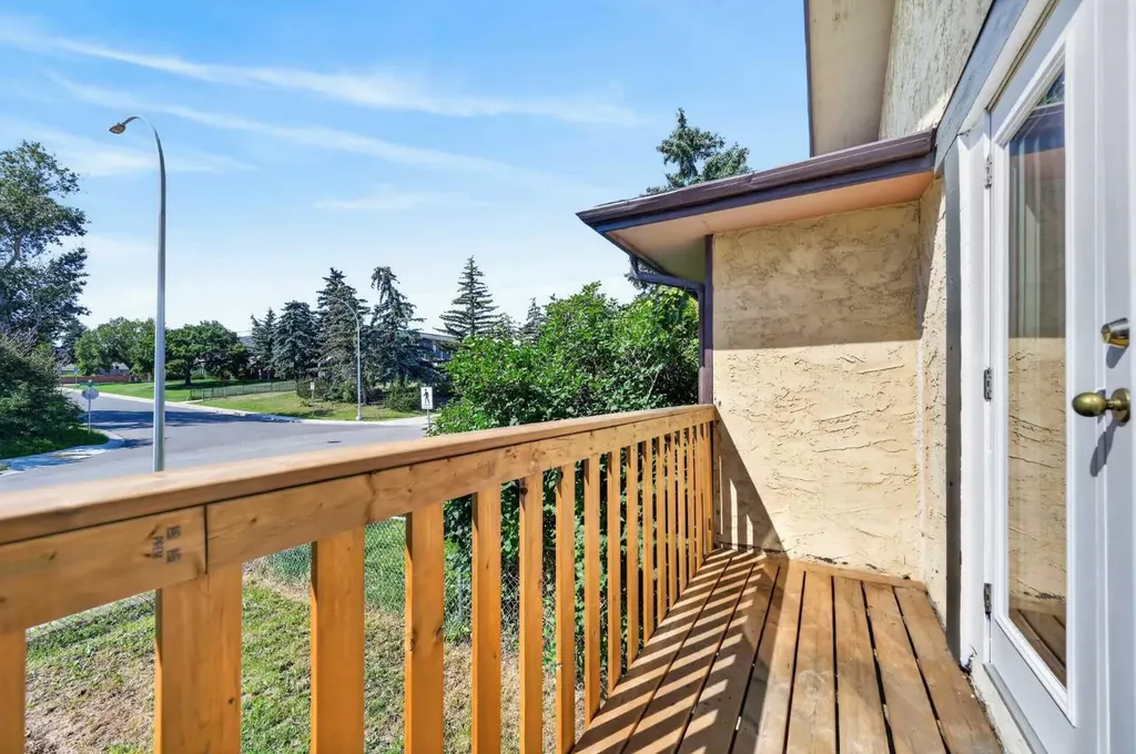 218 Bermuda Drive NW Calgary AB T3K 2A9