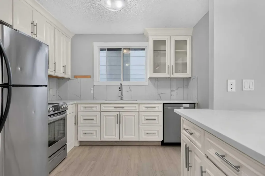 218 Bermuda Drive NW Calgary AB T3K 2A9