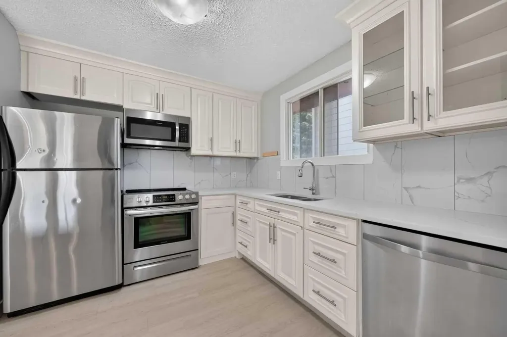 218 Bermuda Drive NW Calgary AB T3K 2A9
