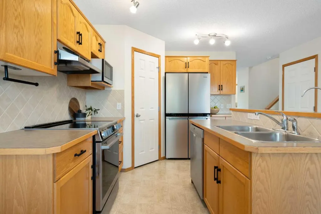 18 Moe Avenue NW Langdon AB T0J 1X2