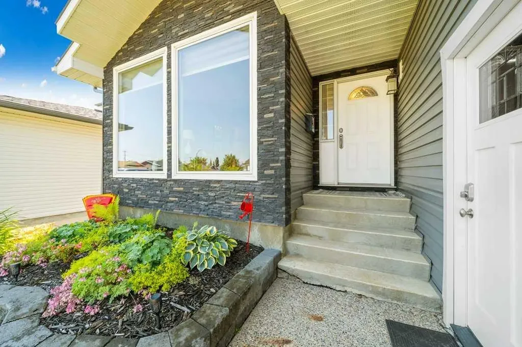 35 Stafford Street SE Medicine Hat AB T1B 4G3