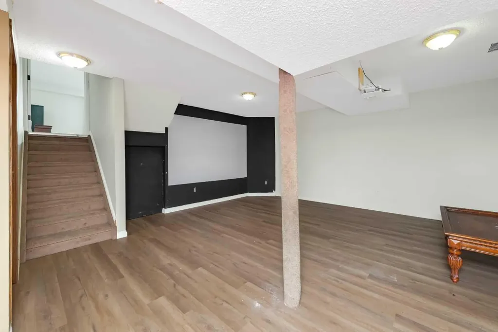 98 Del Ray Road NE Calgary AB T1Y 6V6