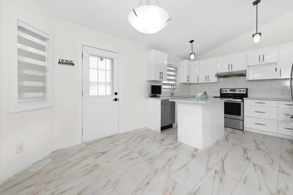 98 Del Ray Road NE Calgary AB T1Y 6V6