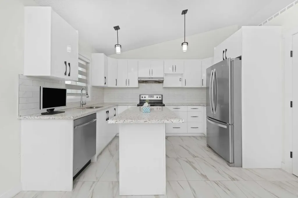 98 Del Ray Road NE Calgary AB T1Y 6V6