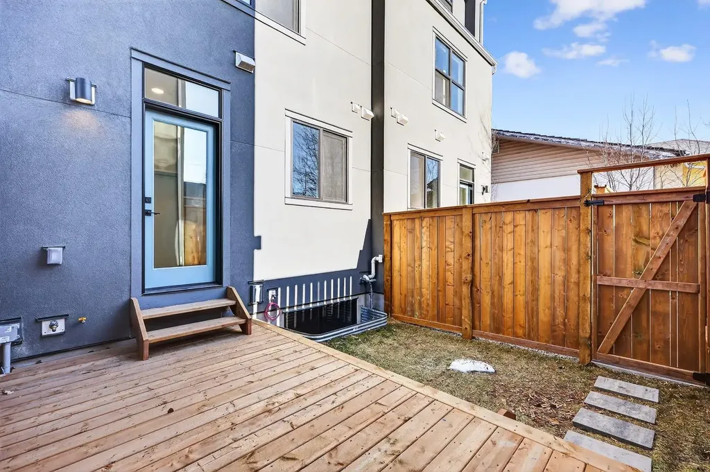 643 53 Avenue SW Calgary AB T2V0C2