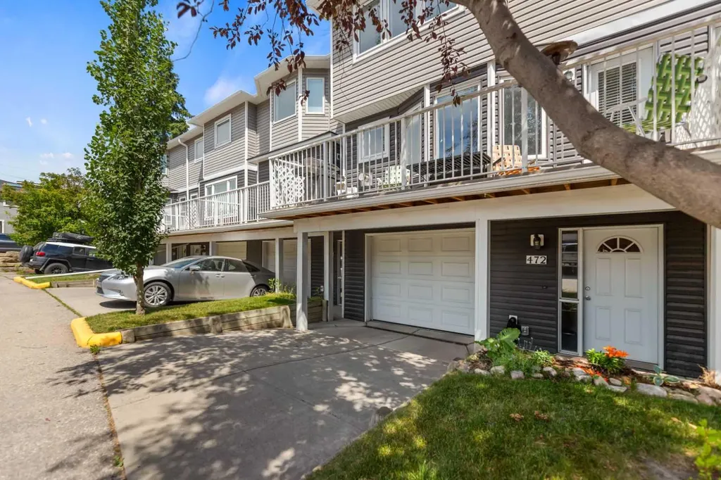 472 Regal Park NE Calgary AB T2E 0S6