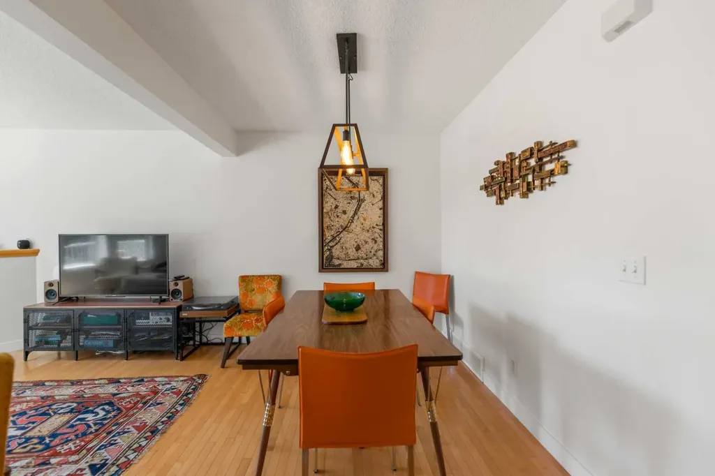 472 Regal Park NE Calgary AB T2E 0S6