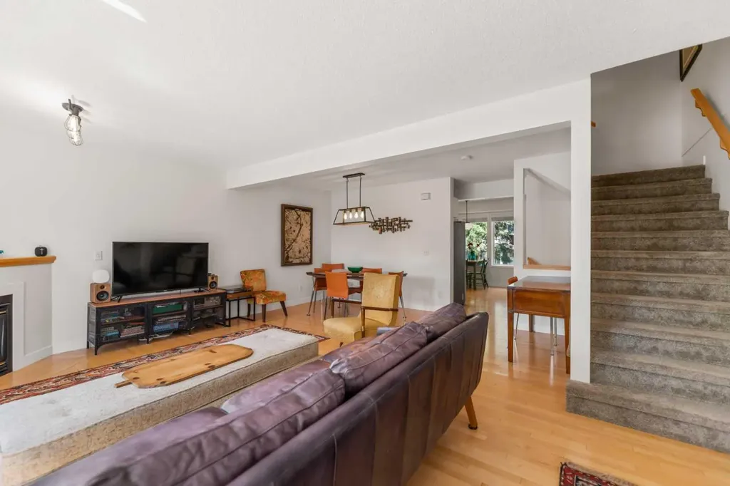 472 Regal Park NE Calgary AB T2E 0S6