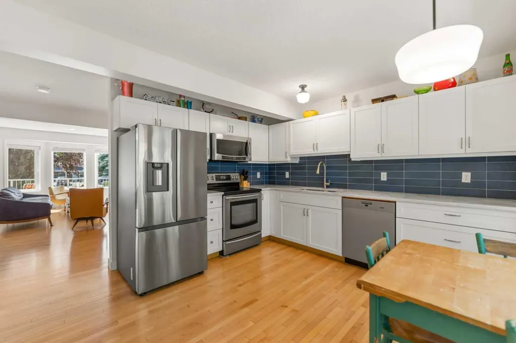 472 Regal Park NE Calgary AB T2E 0S6