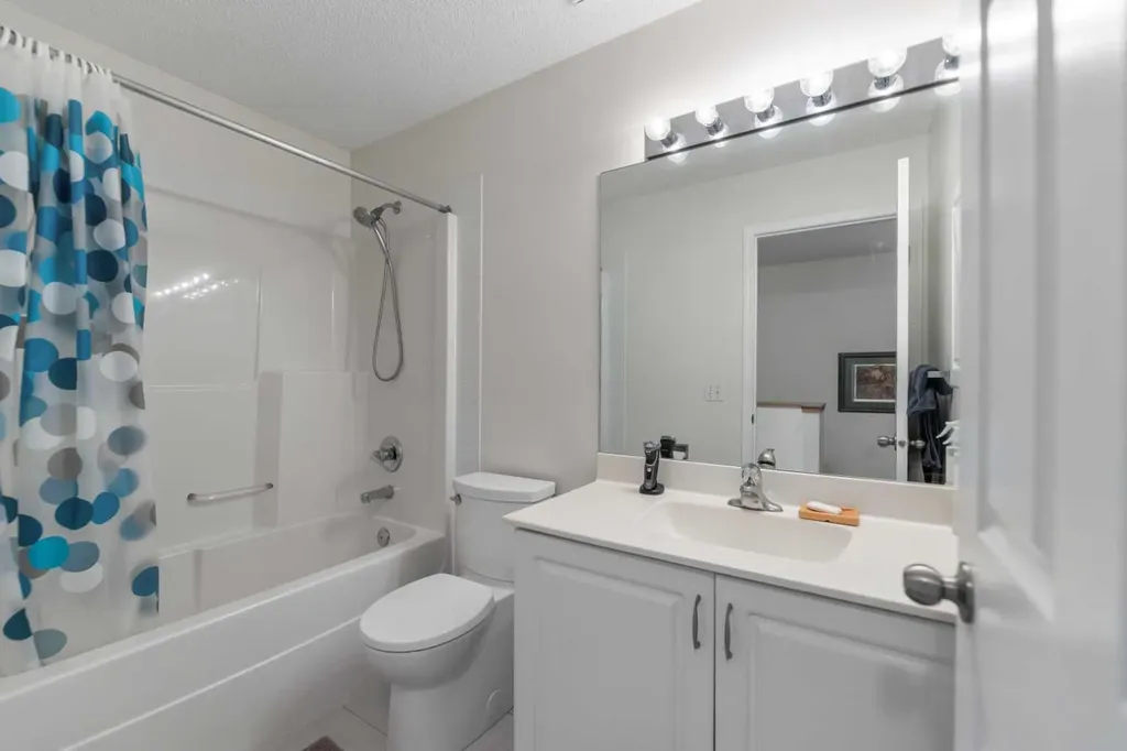 472 Regal Park NE Calgary AB T2E 0S6