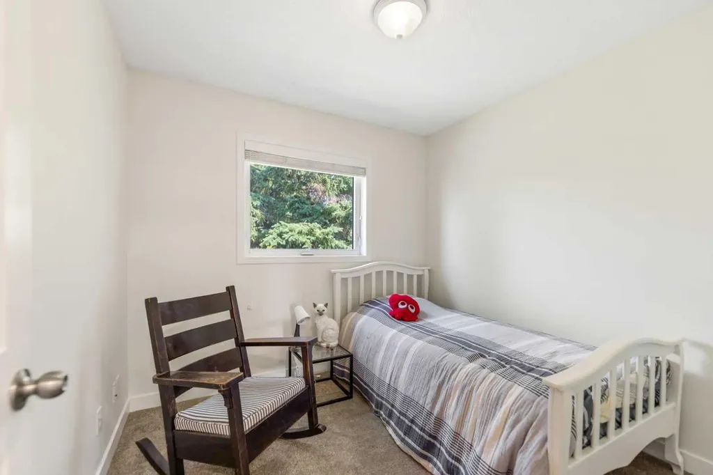 472 Regal Park NE Calgary AB T2E 0S6