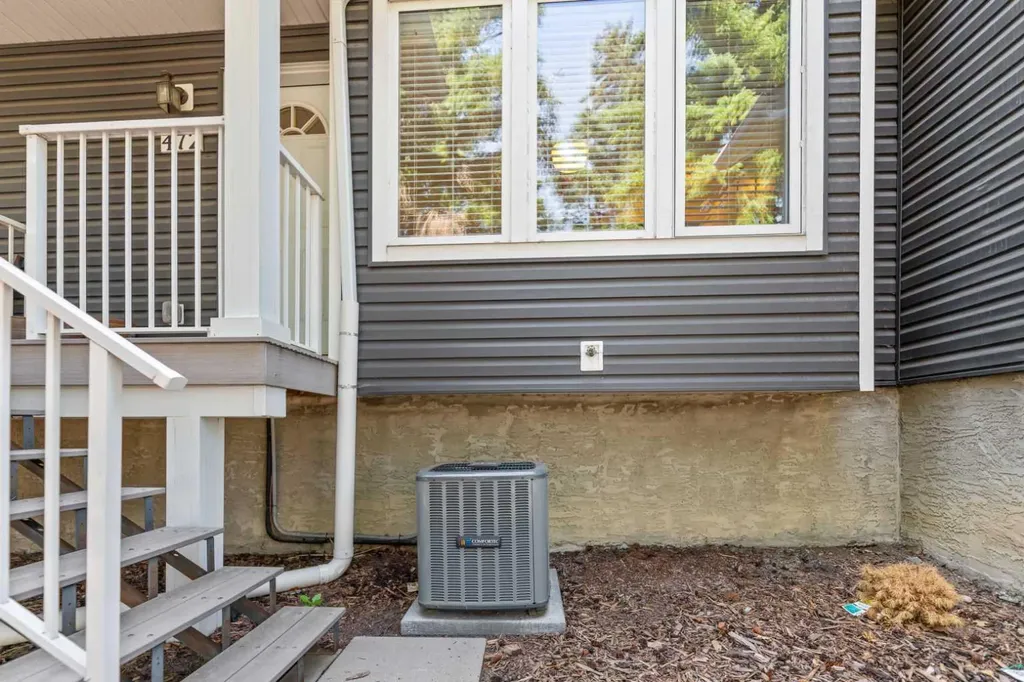 472 Regal Park NE Calgary AB T2E 0S6