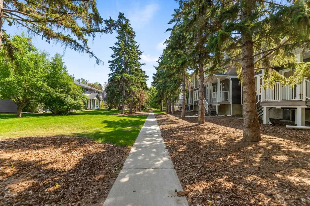 472 Regal Park NE Calgary AB T2E 0S6