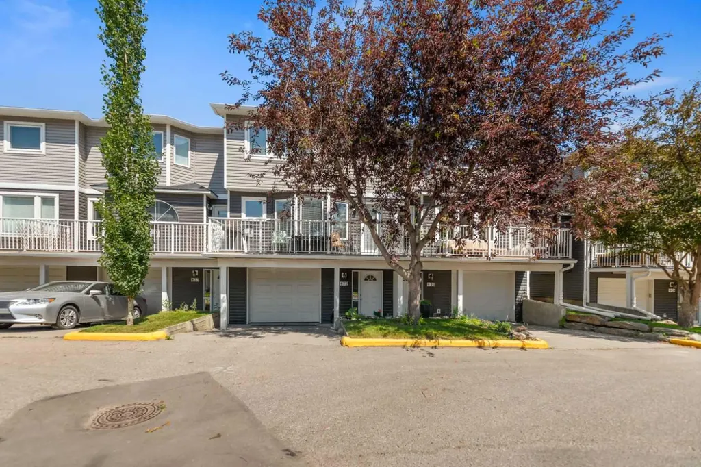 472 Regal Park NE Calgary AB T2E 0S6
