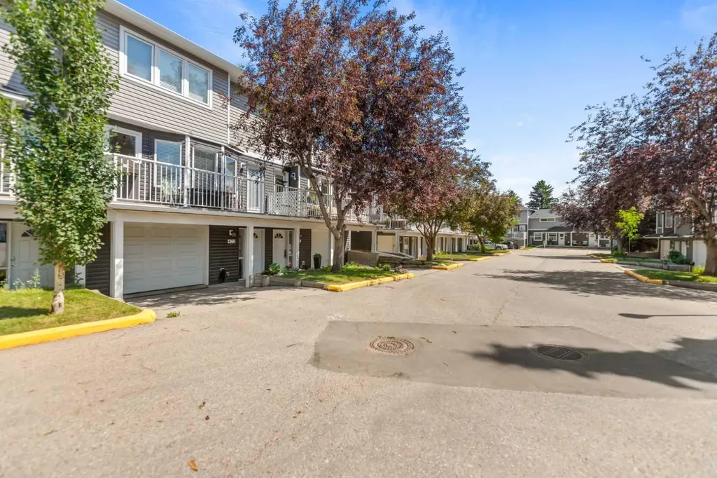 472 Regal Park NE Calgary AB T2E 0S6