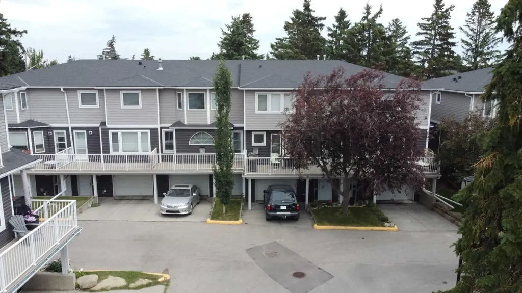 472 Regal Park NE Calgary AB T2E 0S6