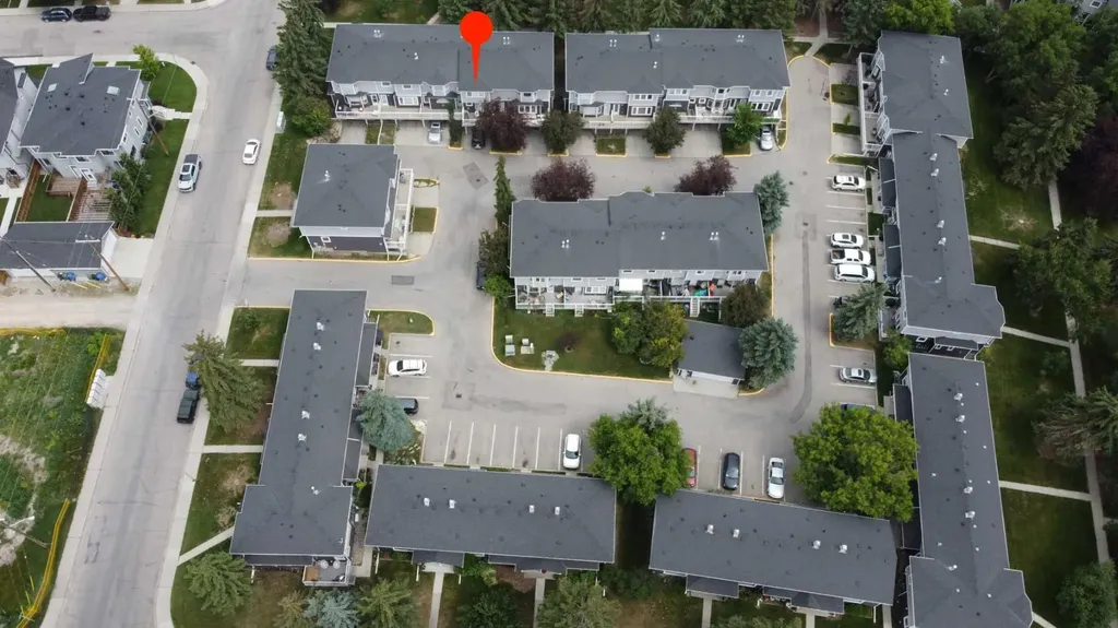 472 Regal Park NE Calgary AB T2E 0S6