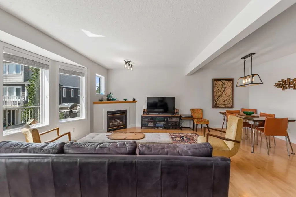 472 Regal Park NE Calgary AB T2E 0S6