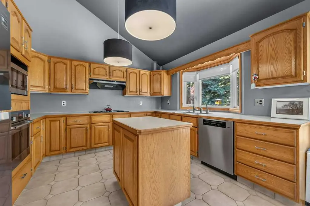 128 Santana Court NW Calgary AB T3K 3L9