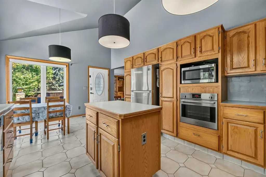 128 Santana Court NW Calgary AB T3K 3L9