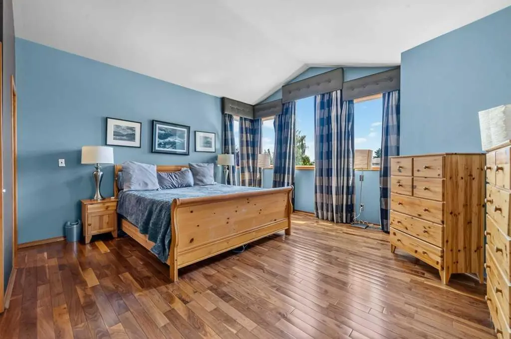 128 Santana Court NW Calgary AB T3K 3L9