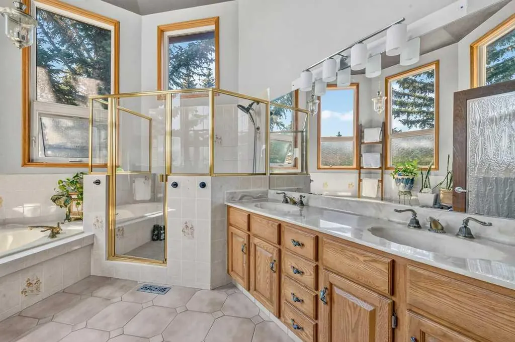 128 Santana Court NW Calgary AB T3K 3L9