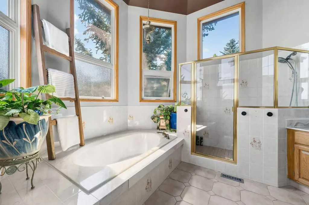 128 Santana Court NW Calgary AB T3K 3L9