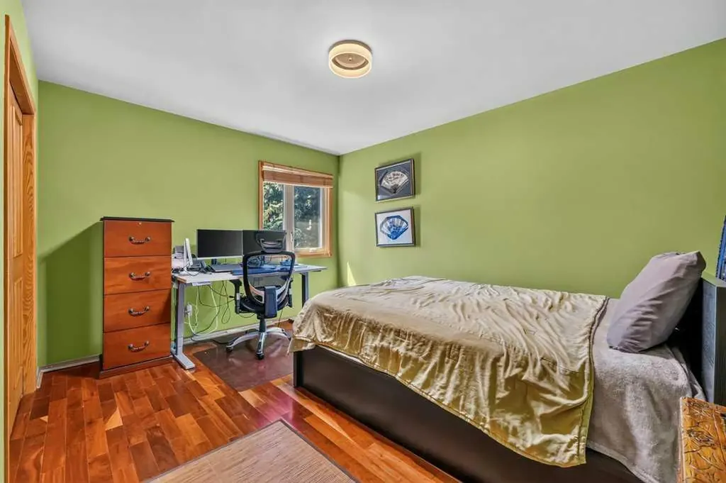 128 Santana Court NW Calgary AB T3K 3L9