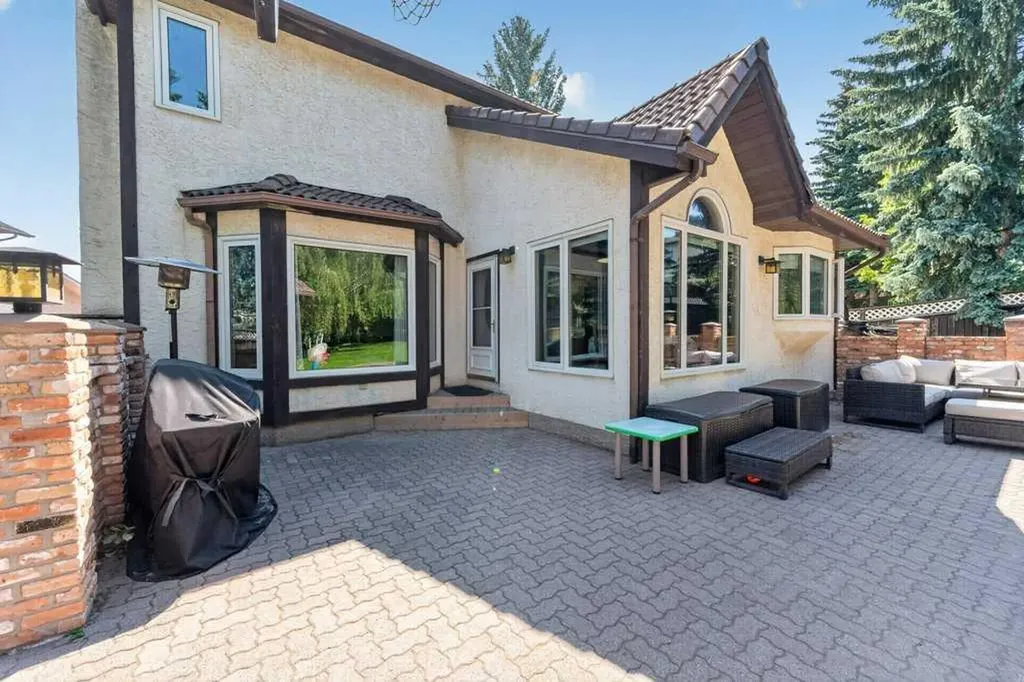 128 Santana Court NW Calgary AB T3K 3L9