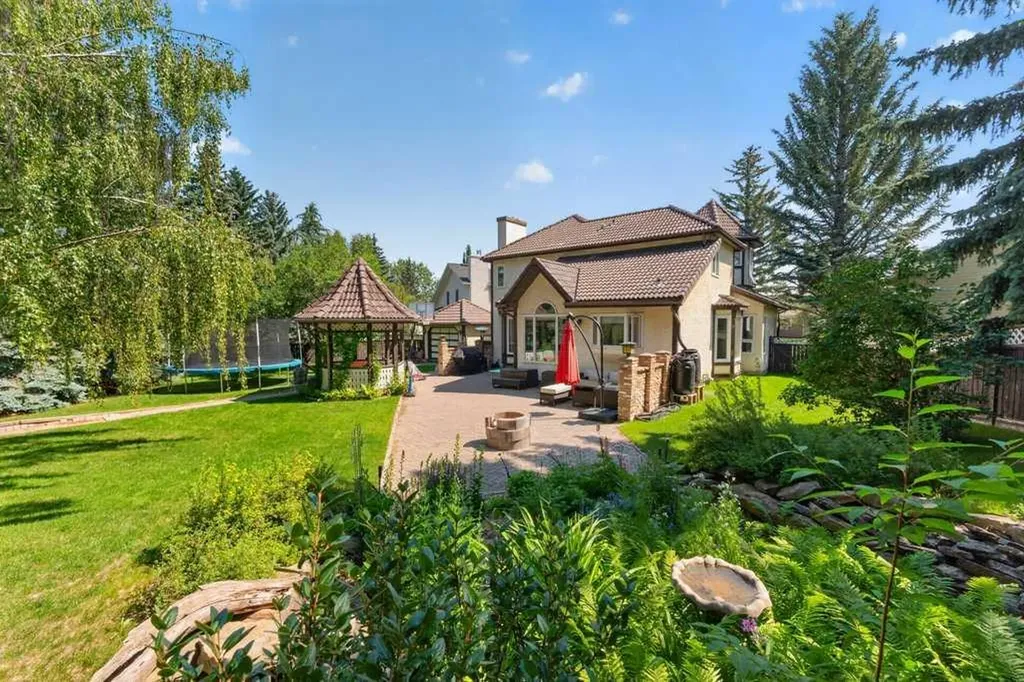128 Santana Court NW Calgary AB T3K 3L9