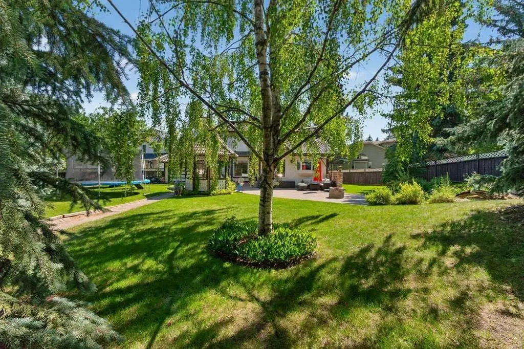 128 Santana Court NW Calgary AB T3K 3L9