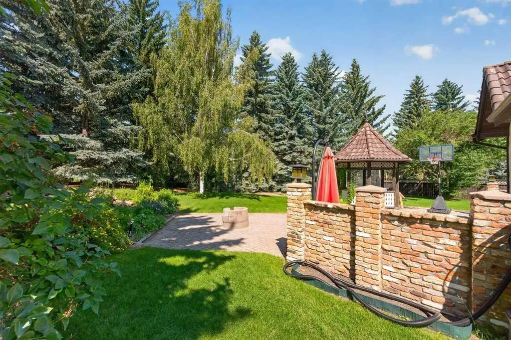 128 Santana Court NW Calgary AB T3K 3L9